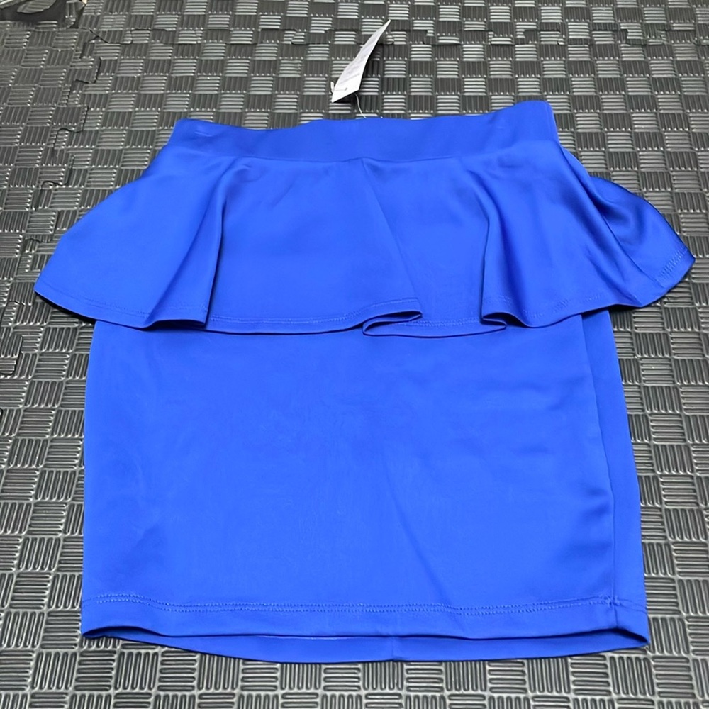 Blue 2 B bebe skirt with ruffle. body fitting size XS with tag